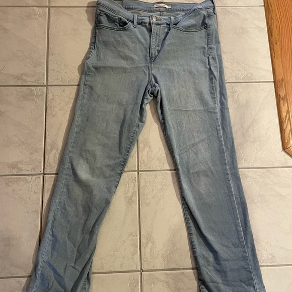 Woman’s Levi’s 314 - blue light wash - straight leg - size 33 - Picture 2 of 5